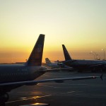 800px-Airplanes_at_sunrise