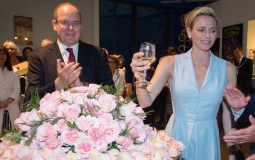Prinses Charlène van Monaco met een glas wijn