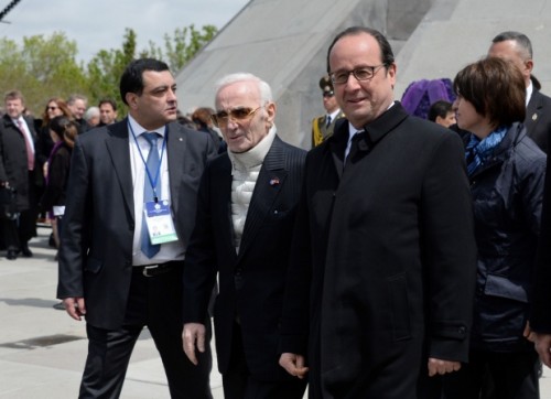 Aznavour met Hollande bij de herdenking op 24 april