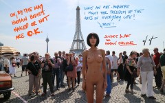 Artieste gaat uit de kleren voor de Eiffeltoren